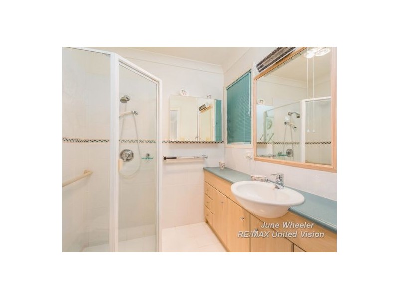 8 Flame Tree Crescent, Carindale QLD 4152