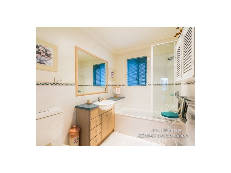 8 Flame Tree Crescent, Carindale QLD 4152