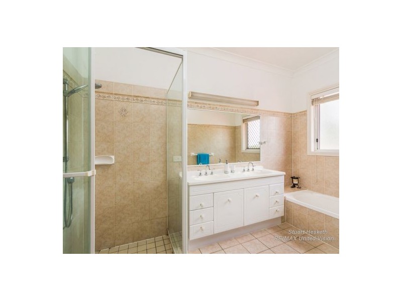 11 Sumner Place, Carindale QLD 4152