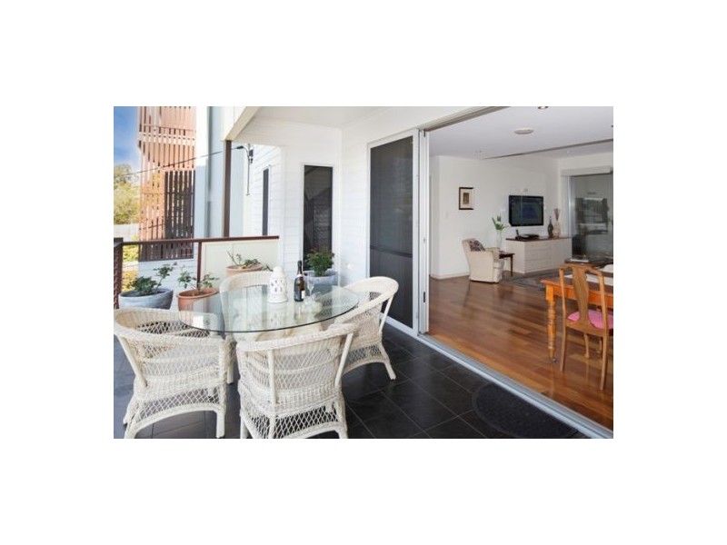 6B Hanworth Street, East Brisbane QLD 4169