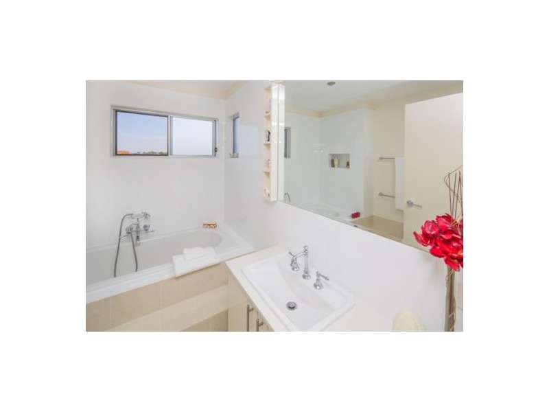 6B Hanworth Street, East Brisbane QLD 4169