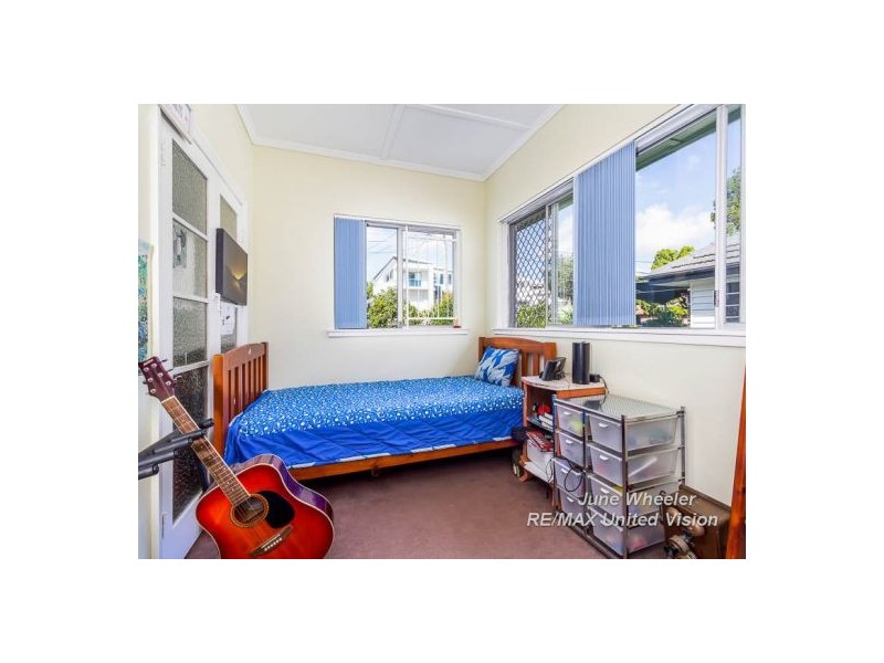 1 Avesnes Street, Holland Park QLD 4121