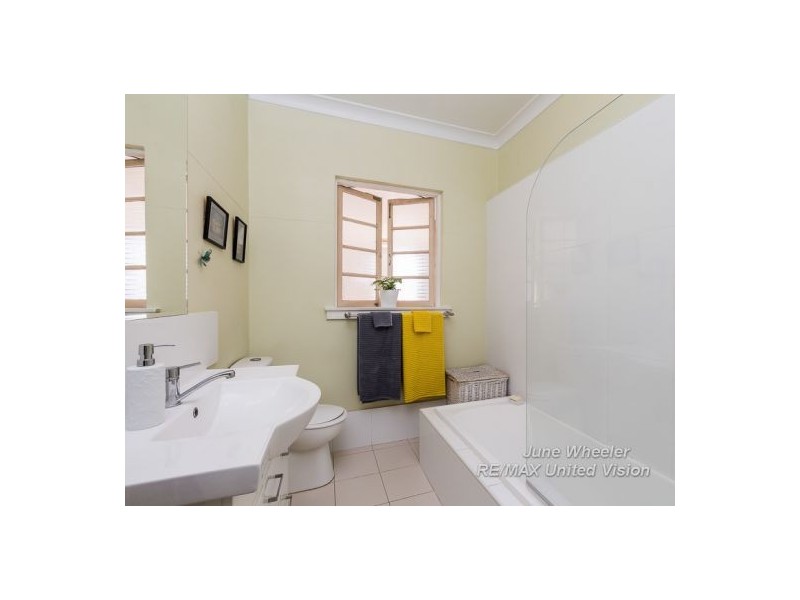 1 Avesnes Street, Holland Park QLD 4121