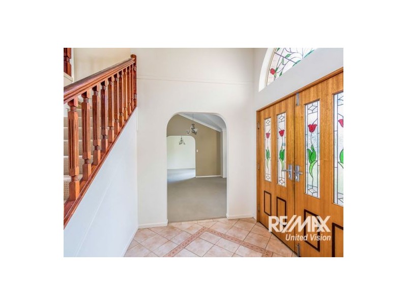 46 Windsor Place, Carindale QLD 4152