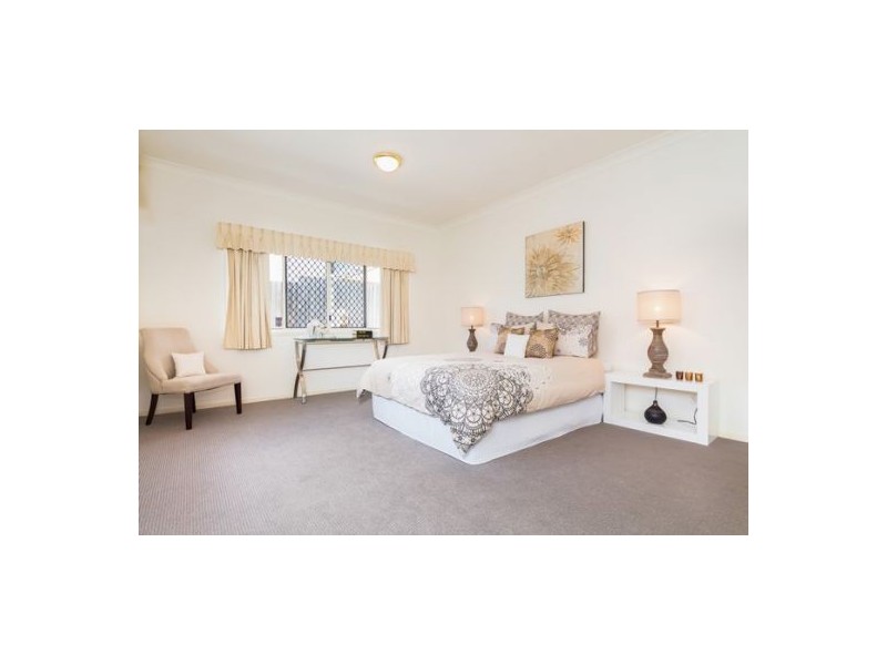 25 Flame Tree Crescent, Carindale QLD 4152