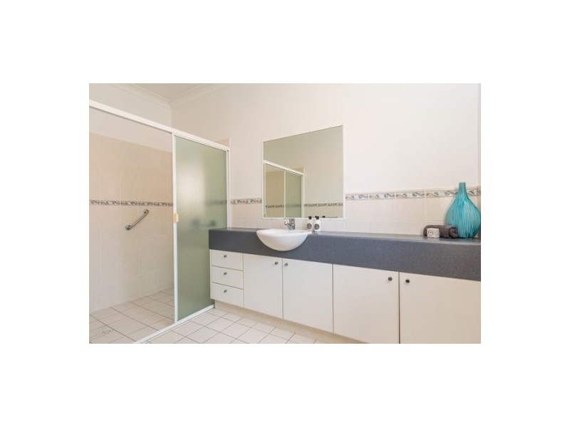 25 Flame Tree Crescent, Carindale QLD 4152