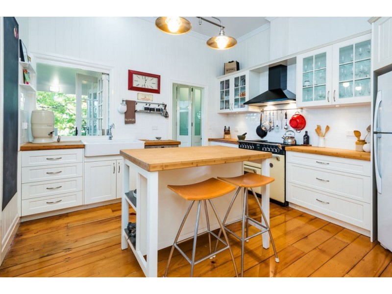 35 Arnold Street, Holland Park QLD 4121