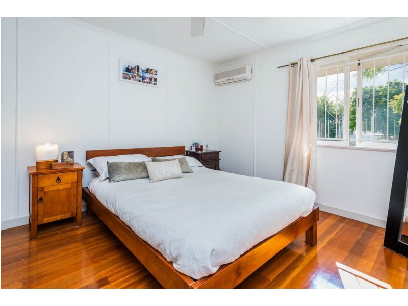 127 Sapphire Street, Holland Park QLD 4121