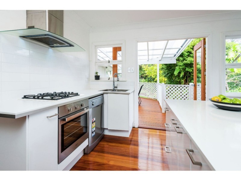 38 Oatland Crescent, Holland Park West QLD 4121