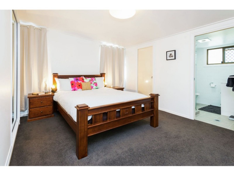 38 Oatland Crescent, Holland Park West QLD 4121