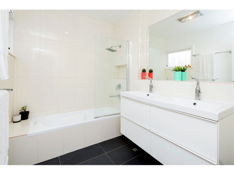 38 Oatland Crescent, Holland Park West QLD 4121