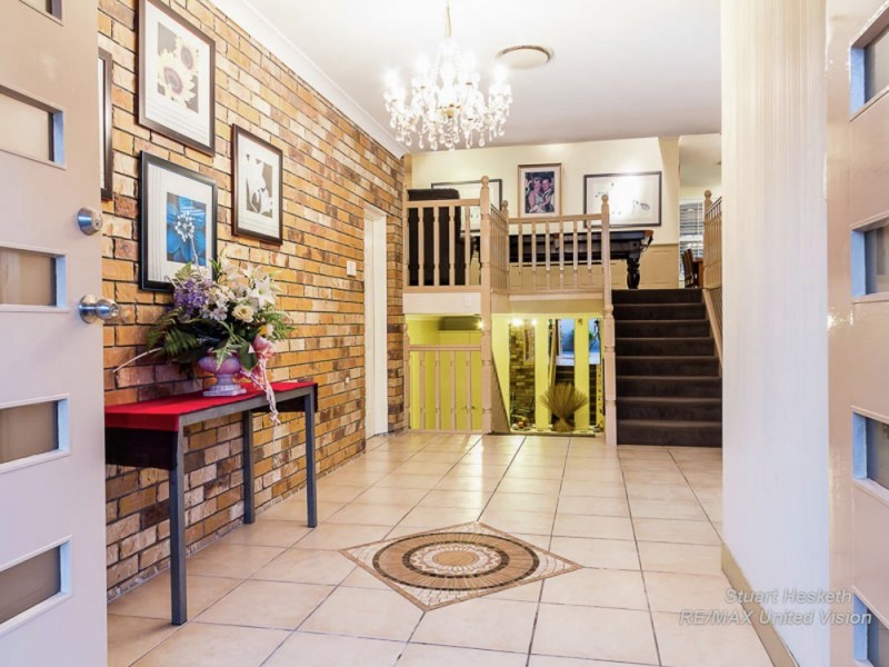 5 Rossmoya Street, Carindale QLD 4152