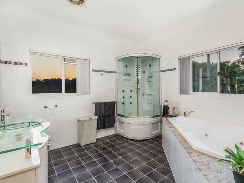 5 Rossmoya Street, Carindale QLD 4152