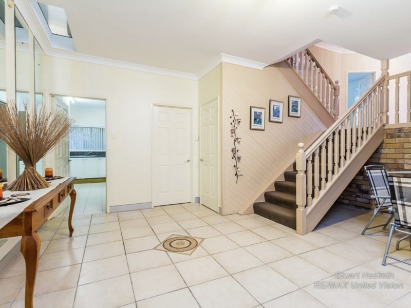 5 Rossmoya Street, Carindale QLD 4152