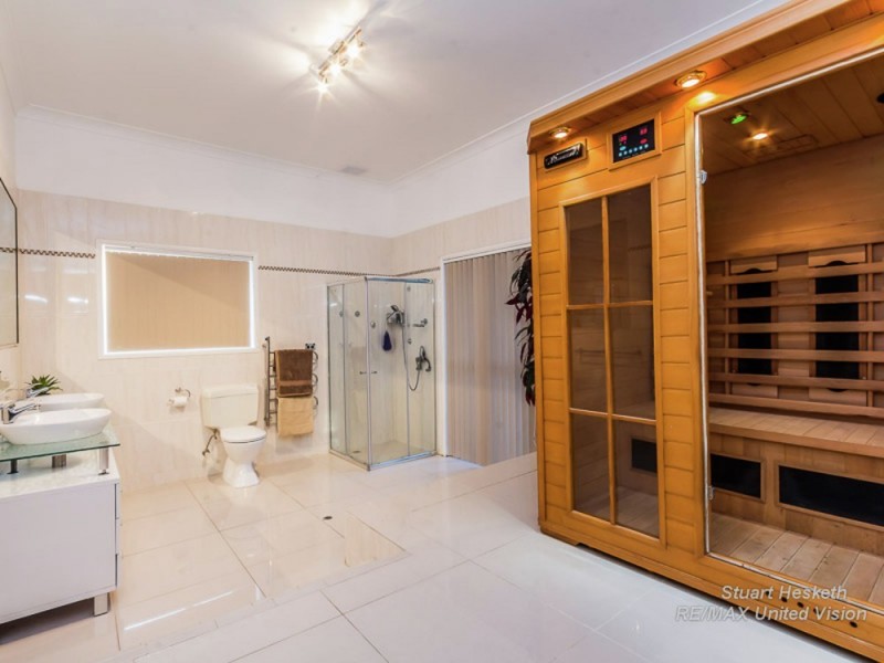 5 Rossmoya Street, Carindale QLD 4152