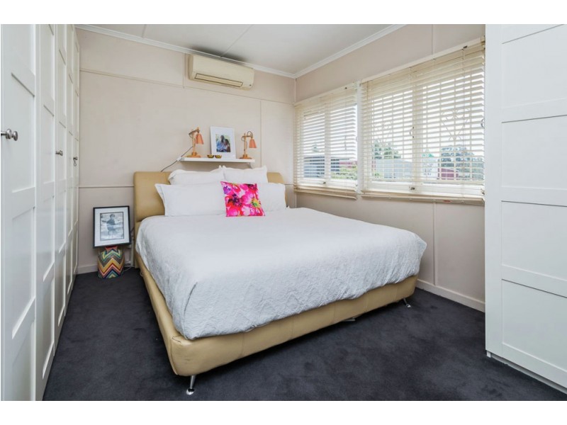 16 Rheims Street, Holland Park West QLD 4121