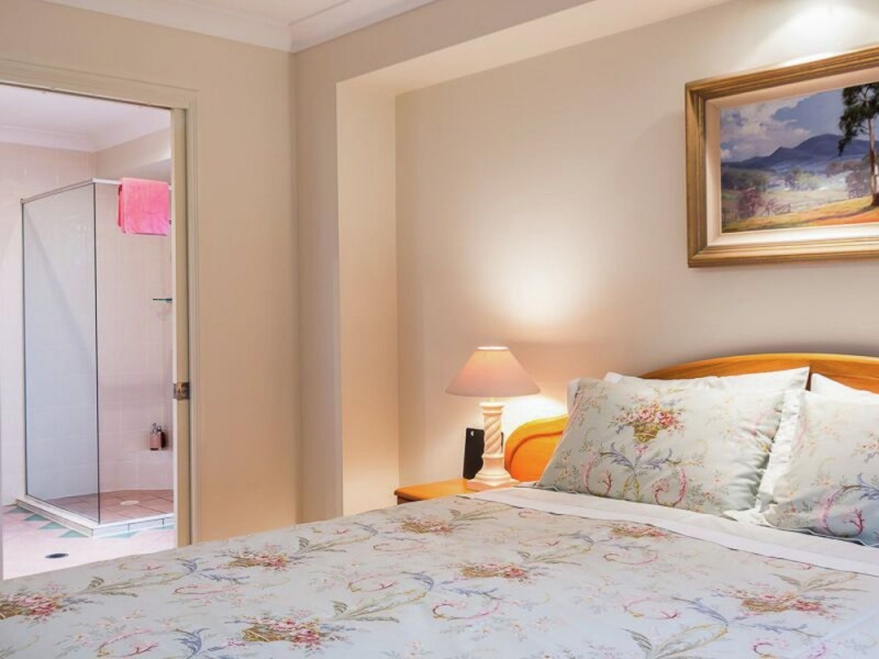 54 FLAME TREE CRESCENT, Carindale QLD 4152