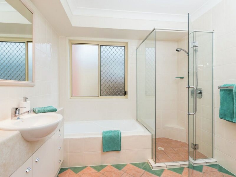 54 FLAME TREE CRESCENT, Carindale QLD 4152