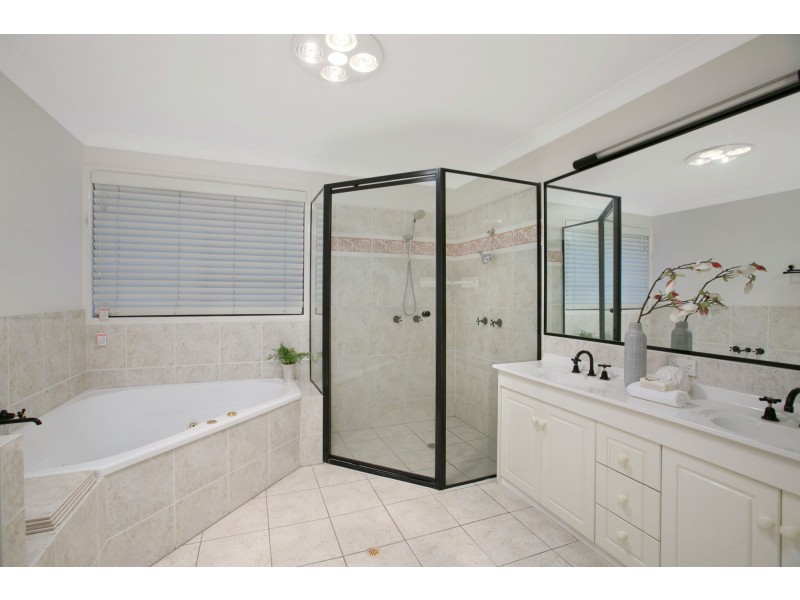 13 Ehlers Close, Carindale QLD 4152