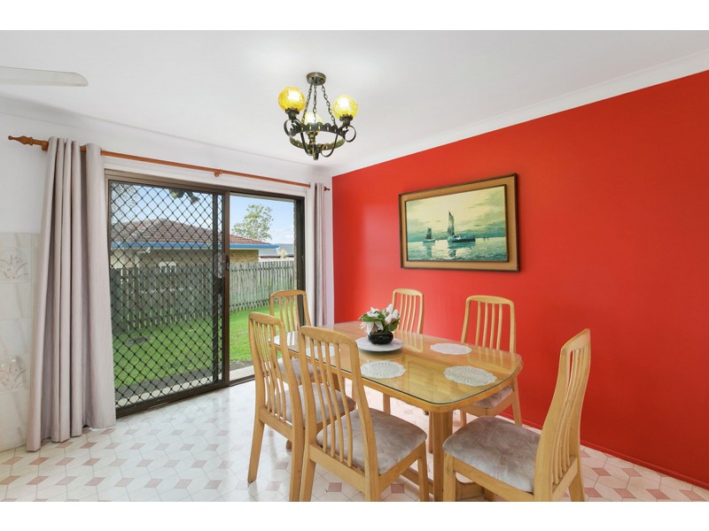 8 Bamburgh Street, Carindale QLD 4152