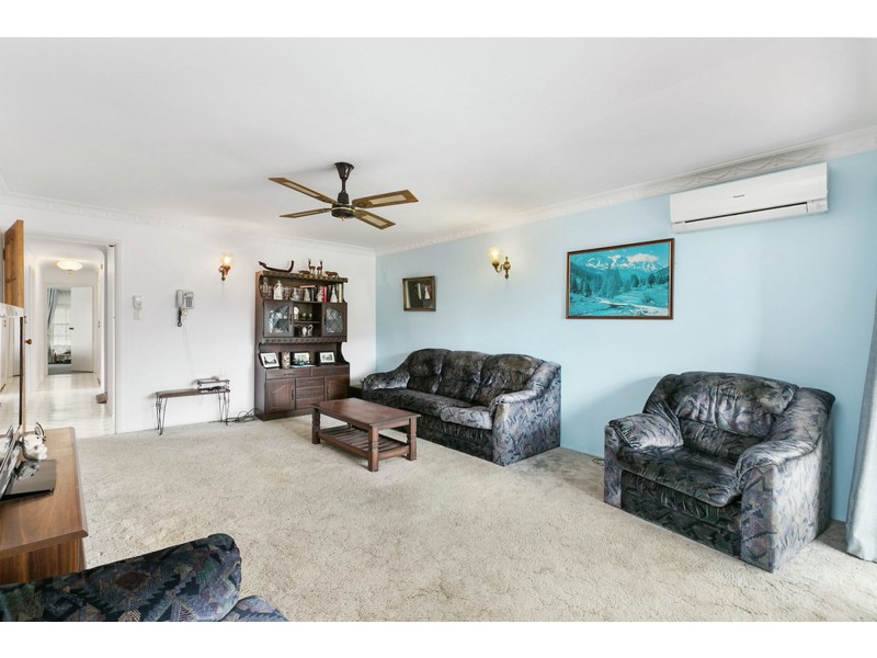 8 Bamburgh Street, Carindale QLD 4152