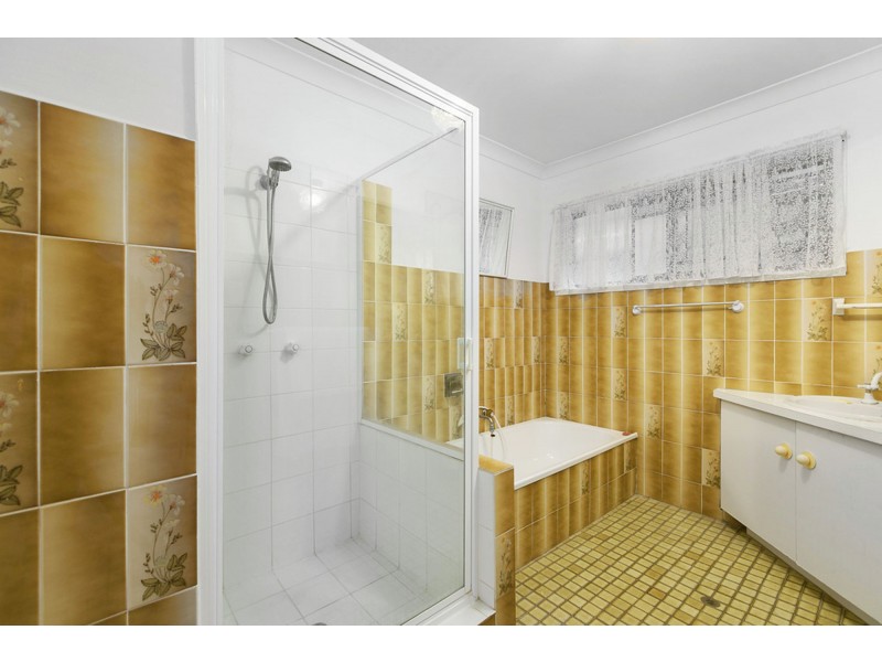 8 Bamburgh Street, Carindale QLD 4152