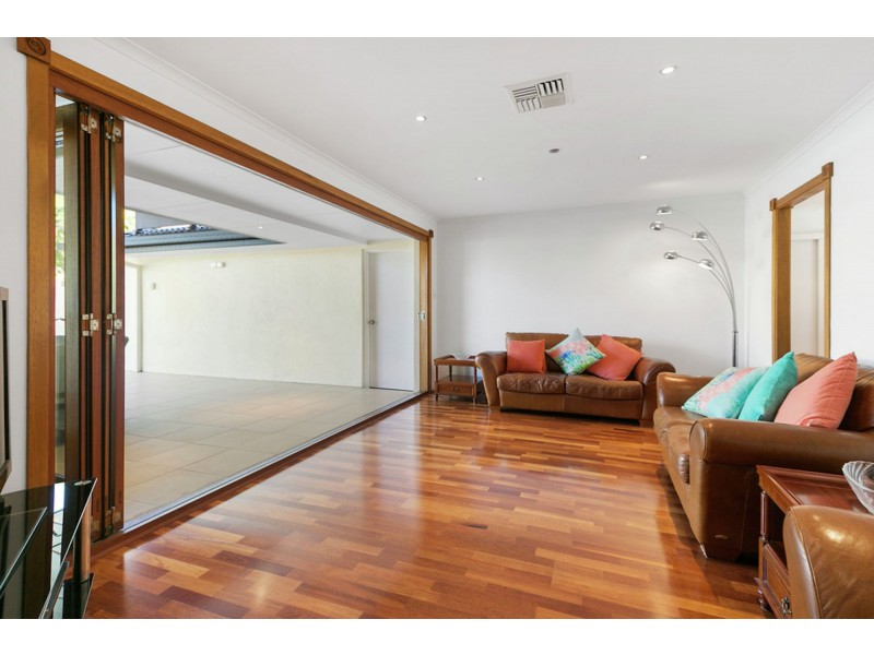 19 Brigadoon Street, Mansfield QLD 4122