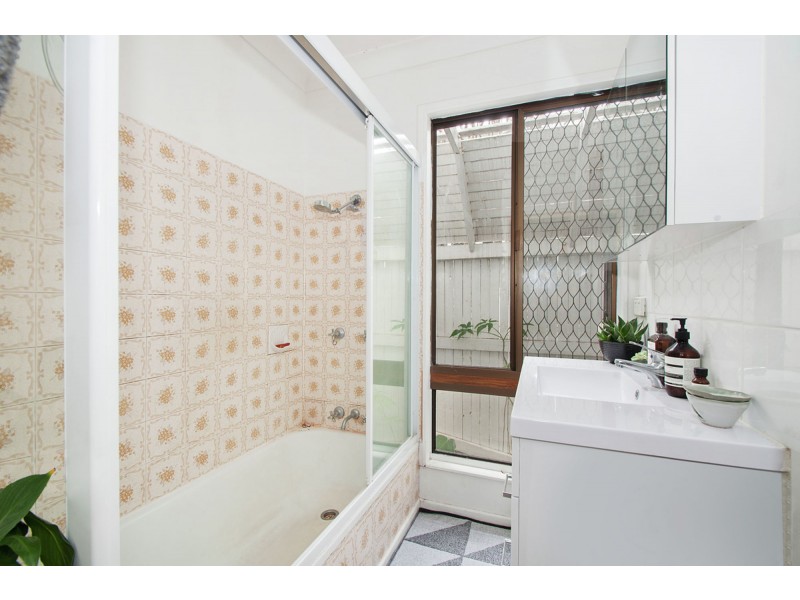 77 Renton Street, Camp Hill QLD 4152