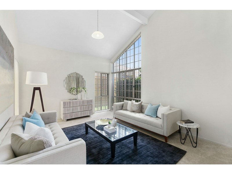 10 Clearmount Crescent, Carindale QLD 4152