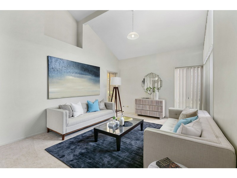 10 Clearmount Crescent, Carindale QLD 4152