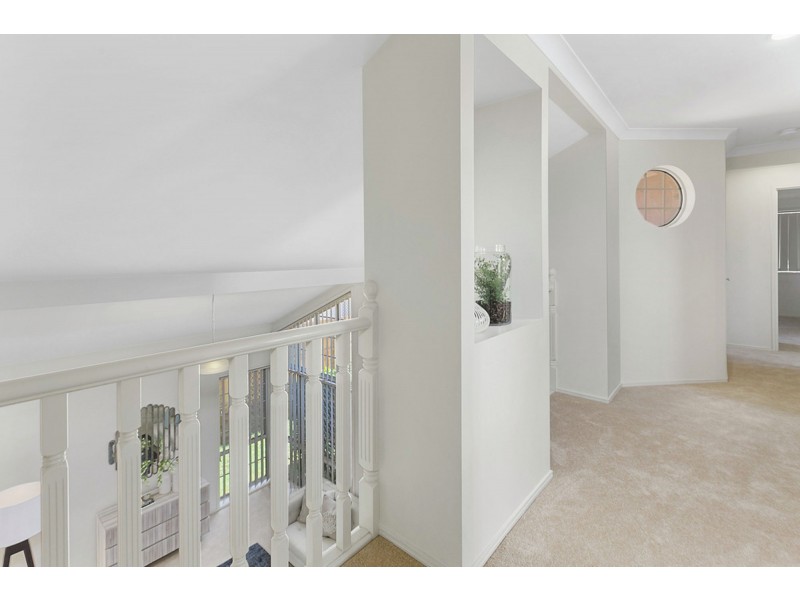 10 Clearmount Crescent, Carindale QLD 4152