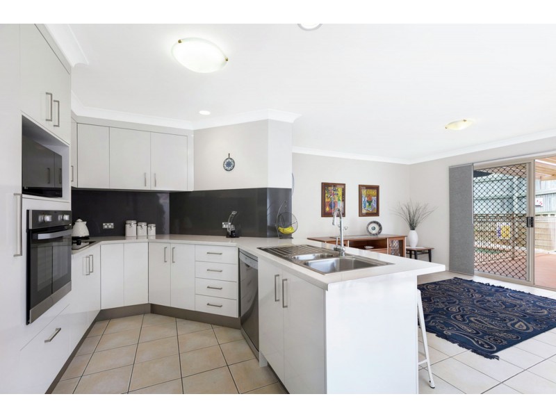 16 Clearmount Crescent, Carindale QLD 4152