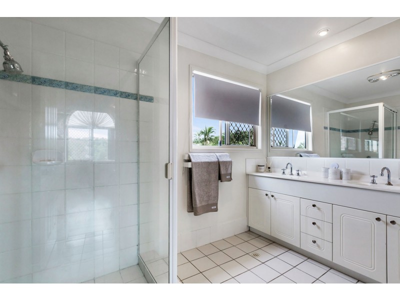 16 Clearmount Crescent, Carindale QLD 4152