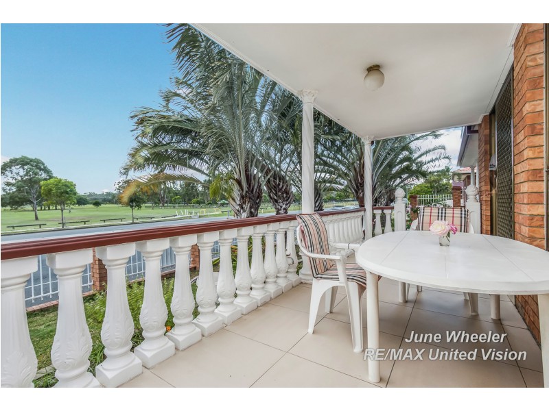 135 Meadowlands Road, Carindale QLD 4152