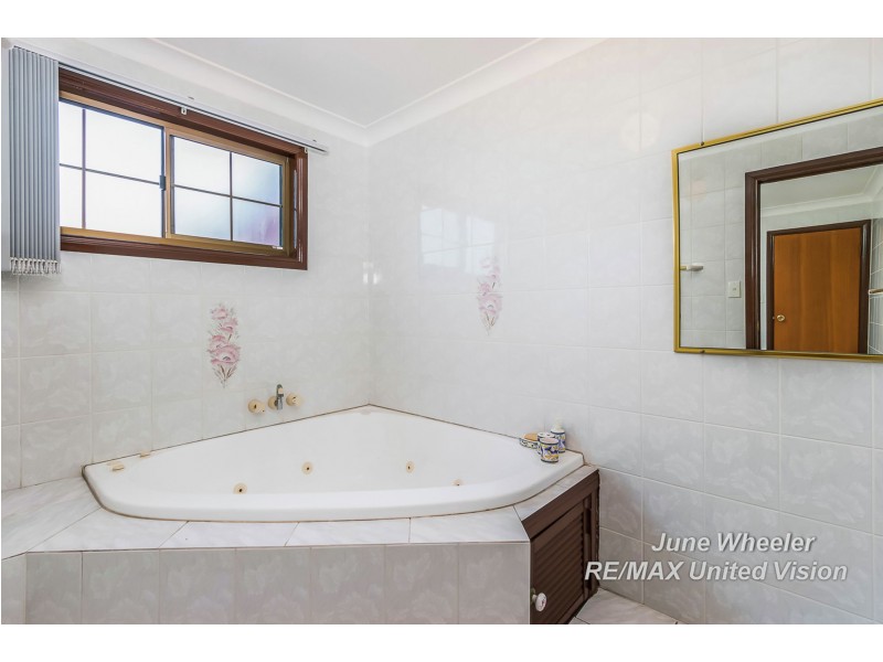 135 Meadowlands Road, Carindale QLD 4152