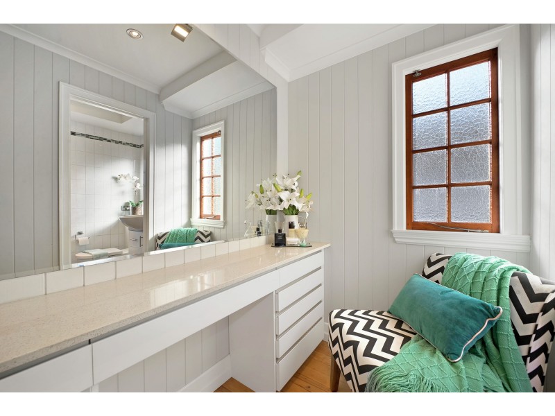 8 Perth Street, Camp Hill QLD 4152