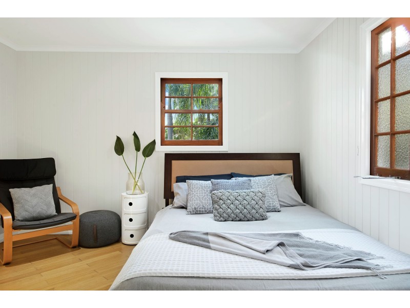 8 Perth Street, Camp Hill QLD 4152