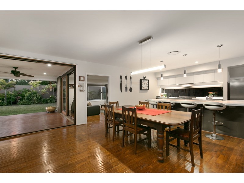 27 Nelson Place, Carindale QLD 4152