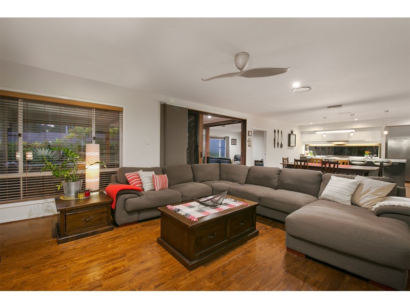 27 Nelson Place, Carindale QLD 4152