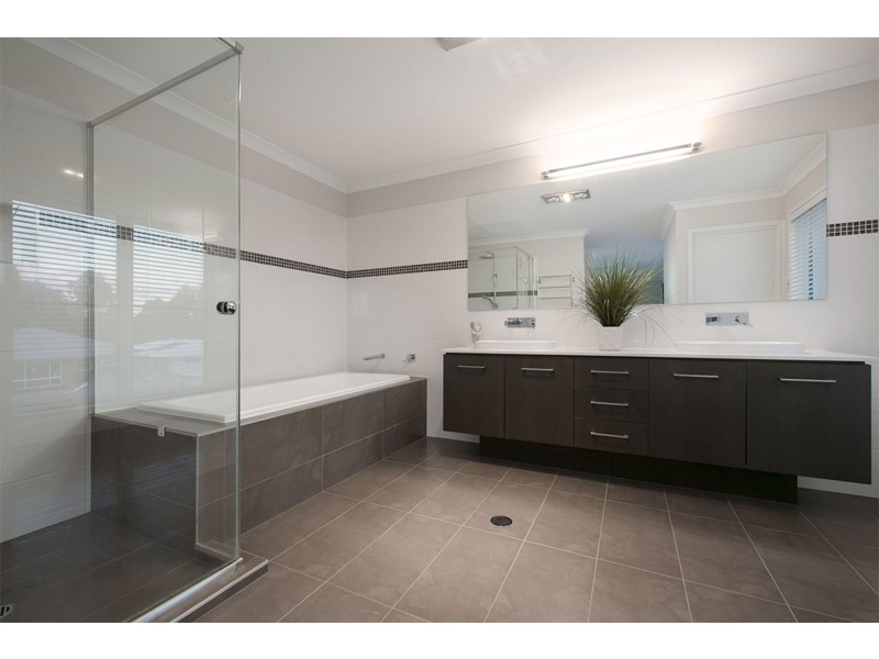 27 Nelson Place, Carindale QLD 4152