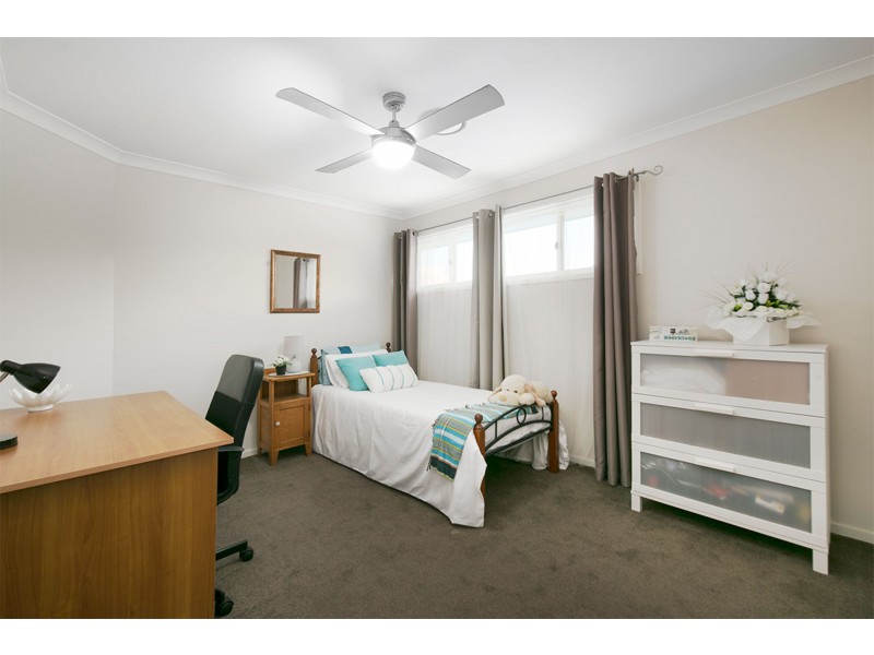 27 Nelson Place, Carindale QLD 4152