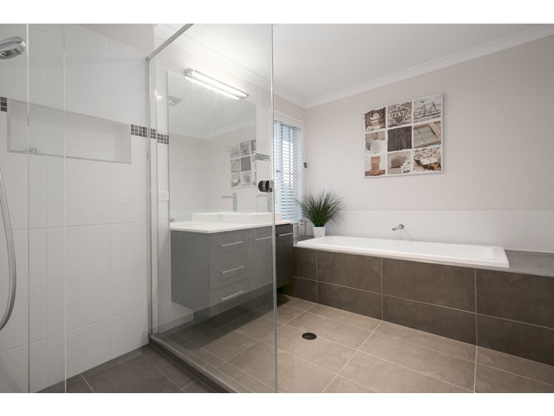 27 Nelson Place, Carindale QLD 4152