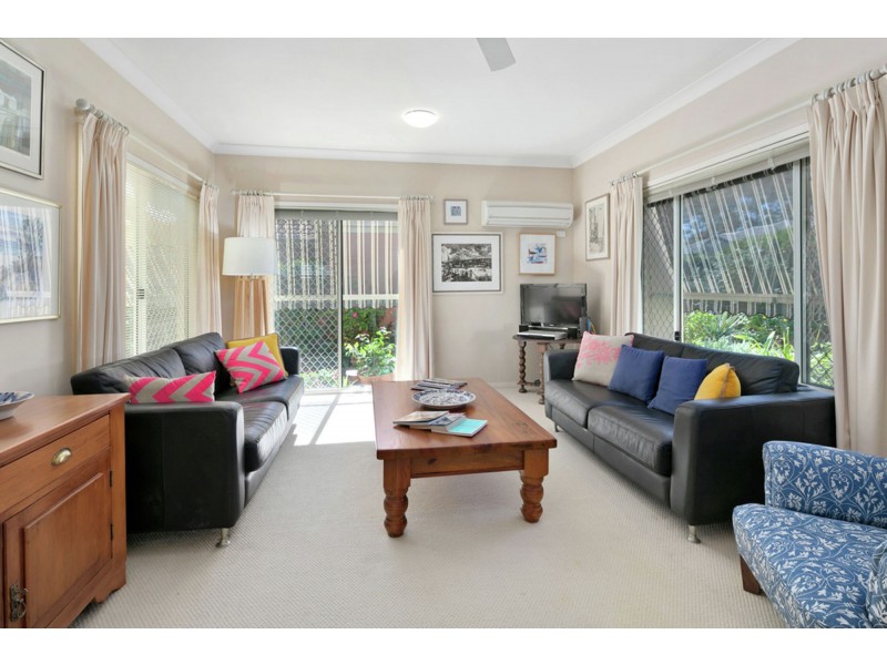 8 Flame Tree Cr, Carindale QLD 4152