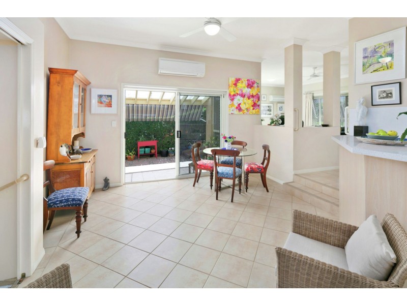 8 Flame Tree Cr, Carindale QLD 4152