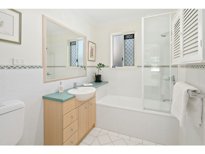 8 Flame Tree Cr, Carindale QLD 4152