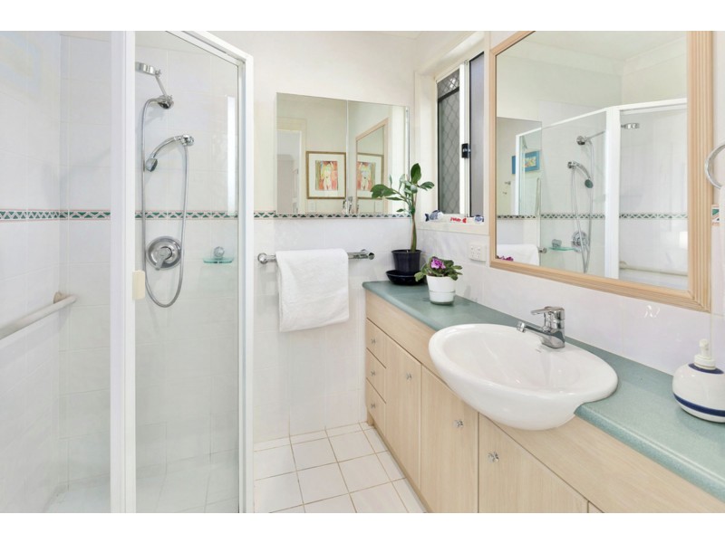 8 Flame Tree Cr, Carindale QLD 4152