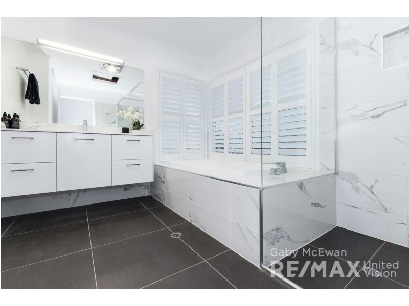 3 Kensington Close, Carindale QLD 4152