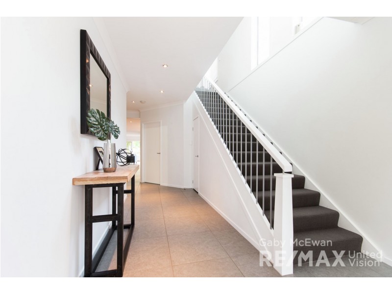 10 Megalong Street, Holland Park West QLD 4121