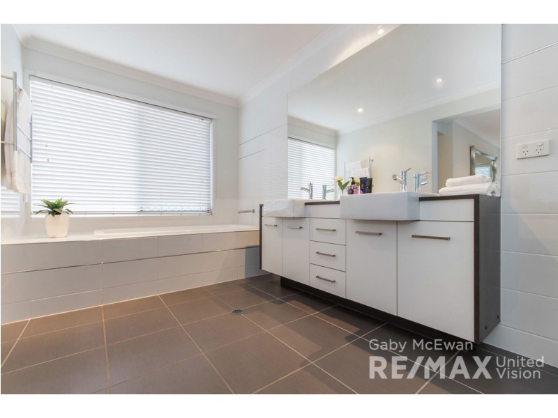 10 Megalong Street, Holland Park West QLD 4121