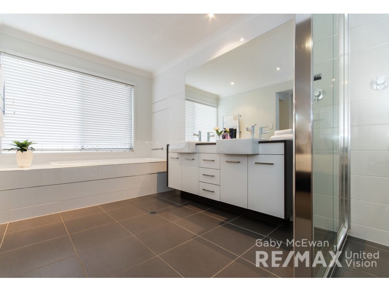 10 Megalong Street, Holland Park West QLD 4121